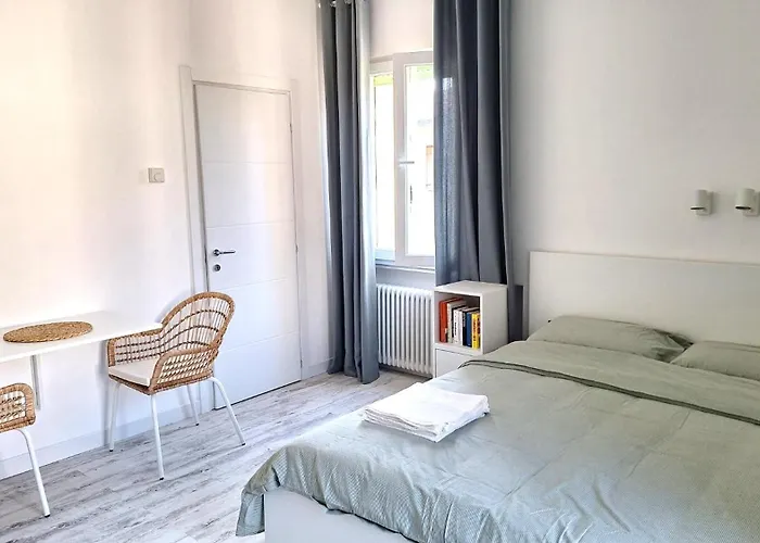 Flat In Near Train Station 公寓