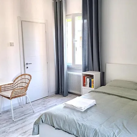 Flat In Near Train Station Apartment